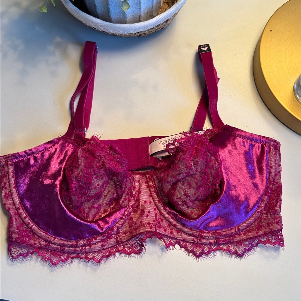 NWT Victoria's Secret Fuchsia Lace Bra, 34D